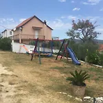 Family Friendly Seaside Slatine, Ciovo - 7584 Apartamento *