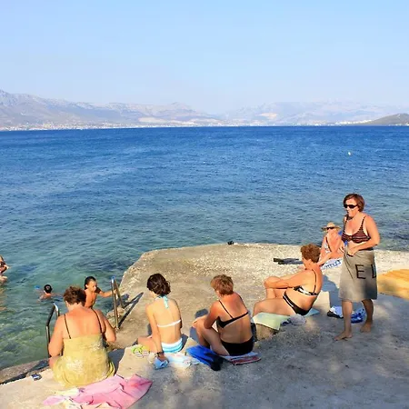 Family Friendly Seaside Slatine, Ciovo - 7584 تروغير