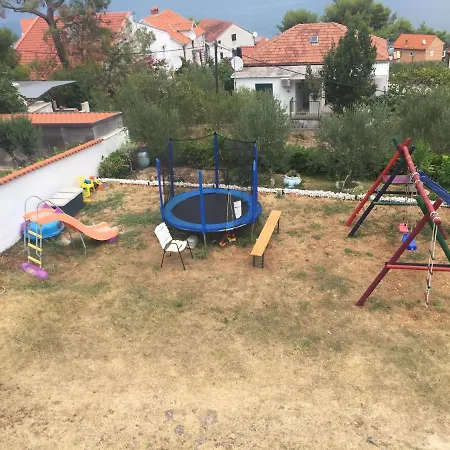Family Friendly Seaside Slatine, Ciovo - 7584 * تروغير