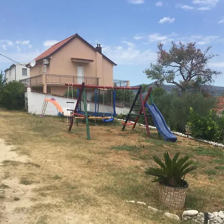 Family Friendly Seaside Slatine, Ciovo - 7584 شقة *