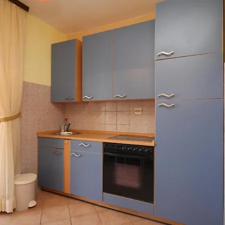 شقة Family Friendly Seaside Slatine, Ciovo - 7584