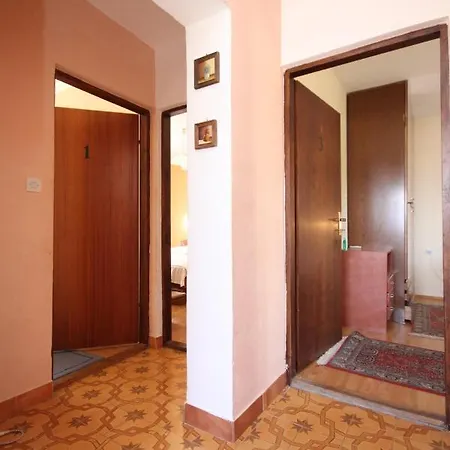 Family Friendly Seaside Slatine, Ciovo - 7584 تروغير