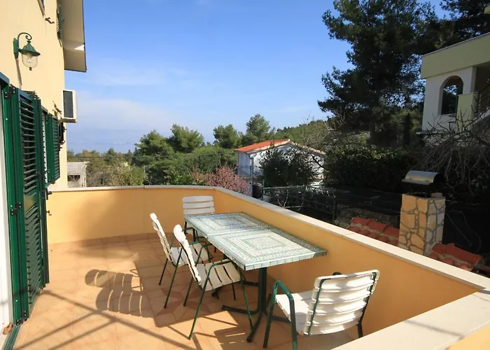 Family Friendly Seaside Slatine, Ciovo - 7584 公寓